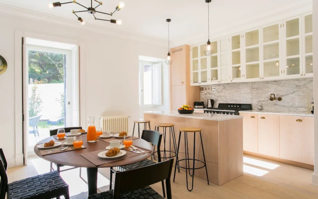 JOIVY Stunning 2BR Apt w/garden, by the Avenida subway & Botanical Garden of Lisbon
