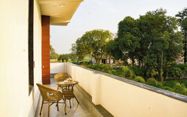 ELIVAAS Ivory Estate Pet-friendly Farm