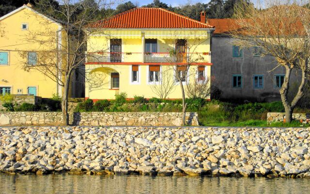 Apartment Zvone - at the water front: B2 Veli Rat, Island Dugi otok