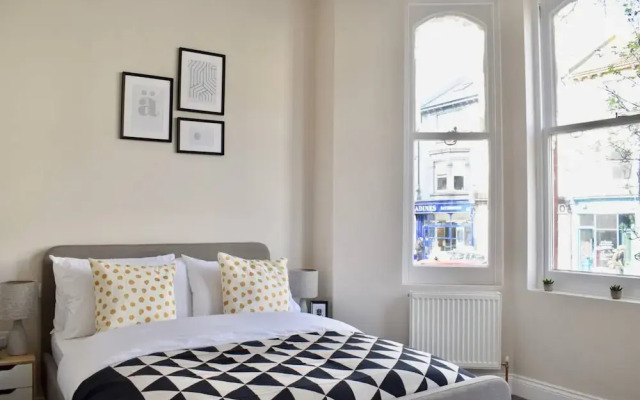 Spacious 4 Bedroom Flat in Central Brighton
