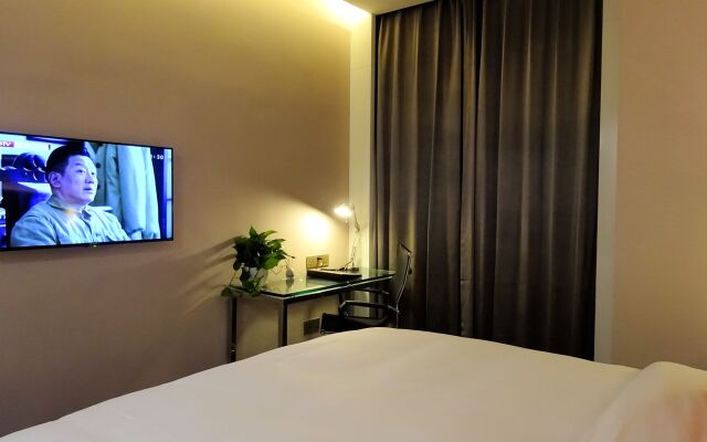 Holiday Villa Hotel & Residence