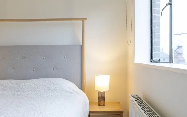 Modern 2BR Flat Minutes From Kensington Gardens