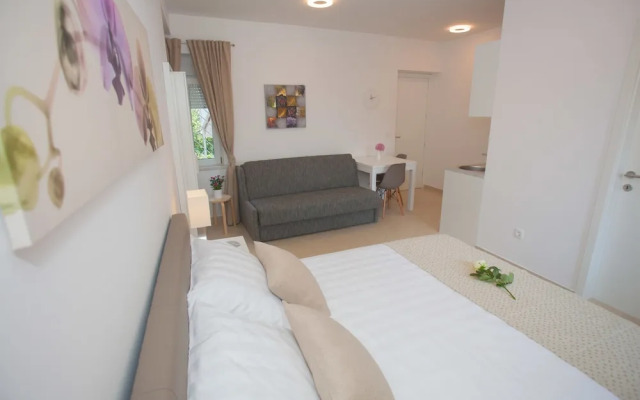 Split Summer Lounge Apartments