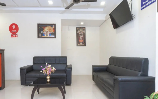 OYO 16595 Famous Residency