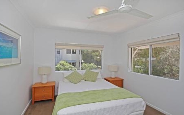 Unit 2, Beach Gallery, 9 Andrew Street Point Arkwright, 500 Bond, Linen Supplied – Guest Rooms – Point Arkwright