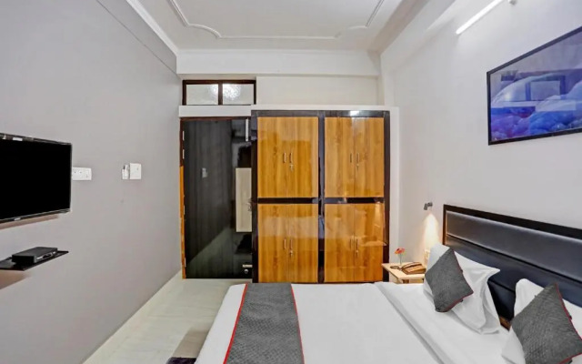 Oyo Townhouse 1082 Holidayy Inn