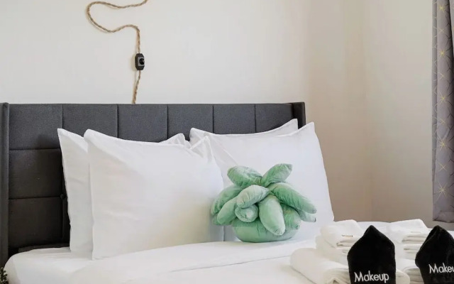 2BR Mountain Retreat with Private Deck