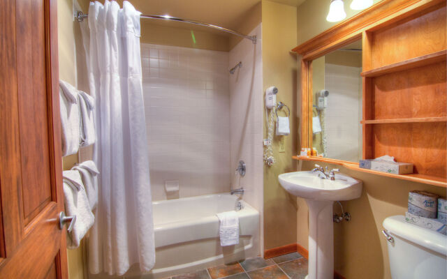 Zephyr Mountain Lodge