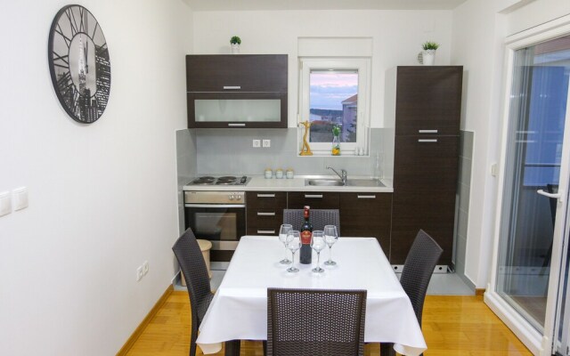 Summer Breeze Apartments