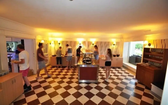 Blue Lagoon Apart Hotel