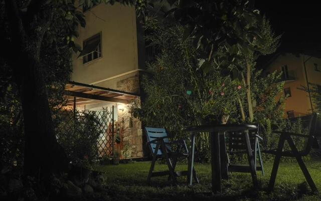 Appartamento con veranda, giardino e piscina