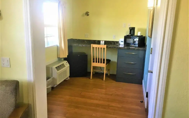 Econo Lodge Inn & Suites