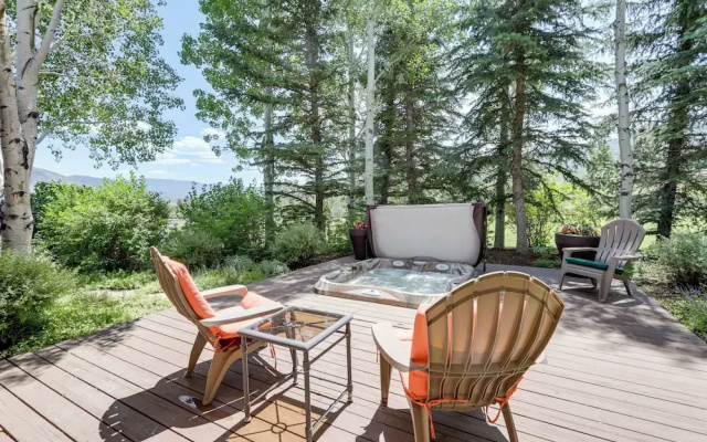 Snowmass Home w/ Hot Tub, Fireplace, & Mtn Views!