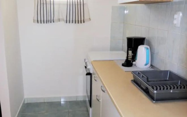 Beachside Apartment - Sleeps 5, Parking & Views