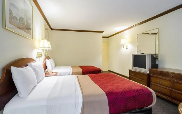 Econo Lodge Colonial