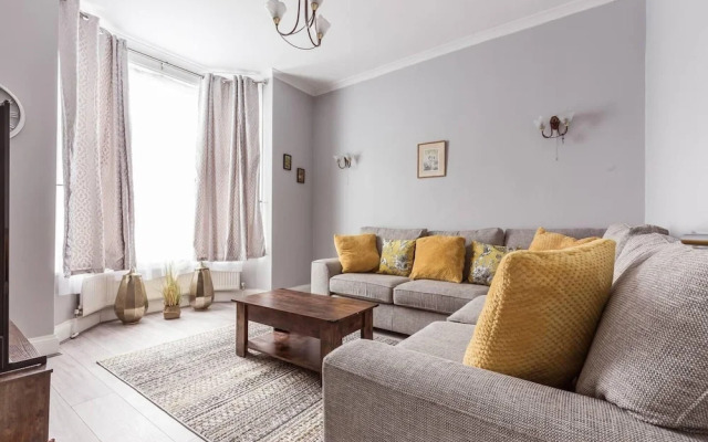 North Central London House/ Sleeps8/garden/wifi