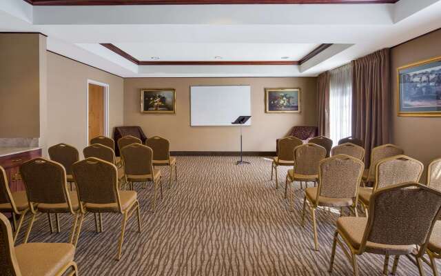 Comfort Suites Near University