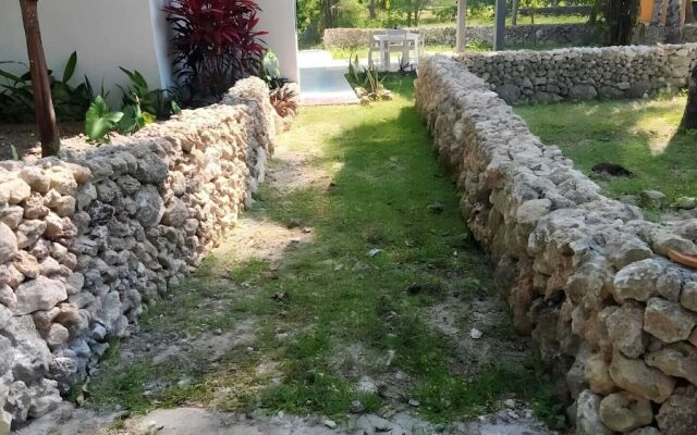 THE VILLAGE INN Rua Beach