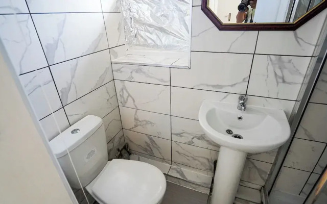 3BR Home Near Hounslow West Tube Station