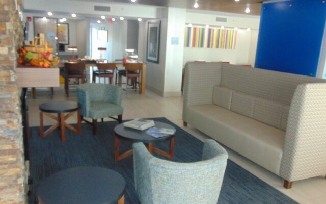 Holiday Inn Express & Suites Wapakoneta by IHG