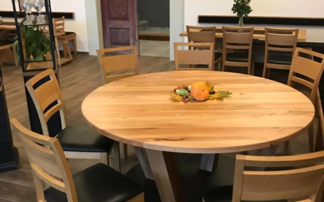 Apartments and rooms Tolc