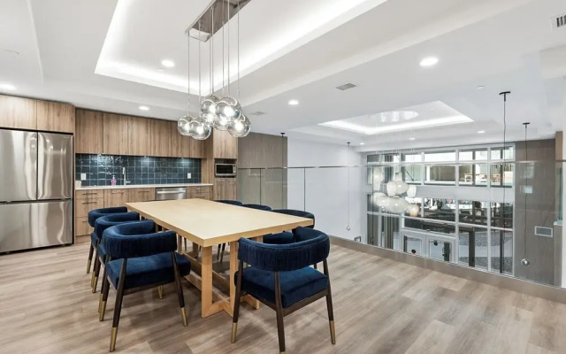 AQUA Corner Unit w Amazing View 614