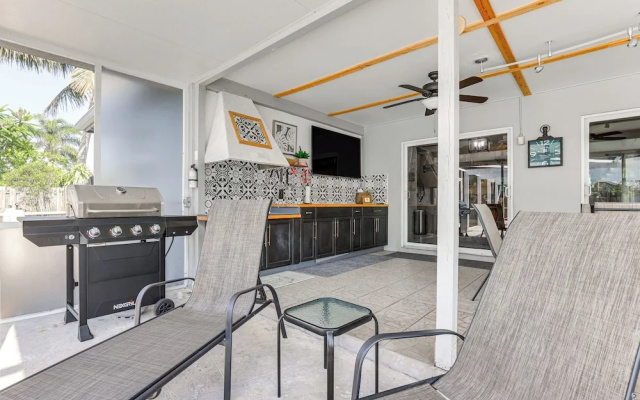 'tropical Landing' Stuart Home w/ Pool + Grill!