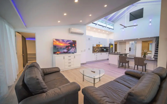 3BR Luxury Penthouse, 300m From Beach!