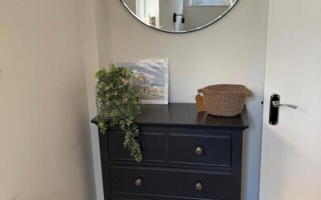 Seaview flat with balcony, spacious 2 bedroom