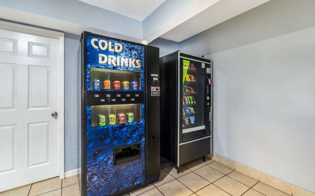 Econo Lodge Inn & Suites