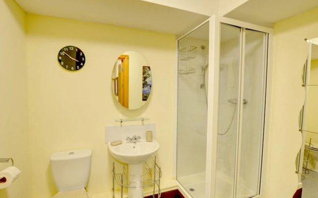 Modern Holiday Home in Milford Haven With Balcony