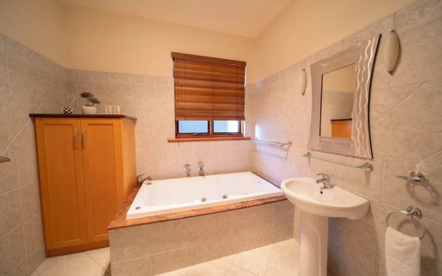 Cozy Home with fireplace 5mins to beach