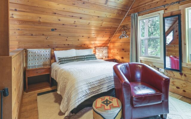 Cozy Twain Harte Cabin w/ Deck & Fire Pit!