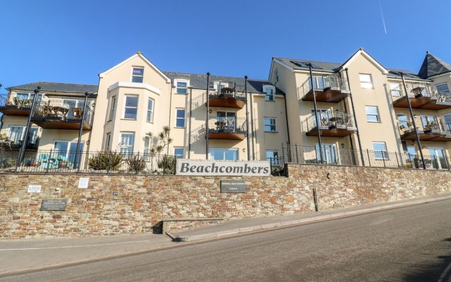 4 Beachcombers Apartments