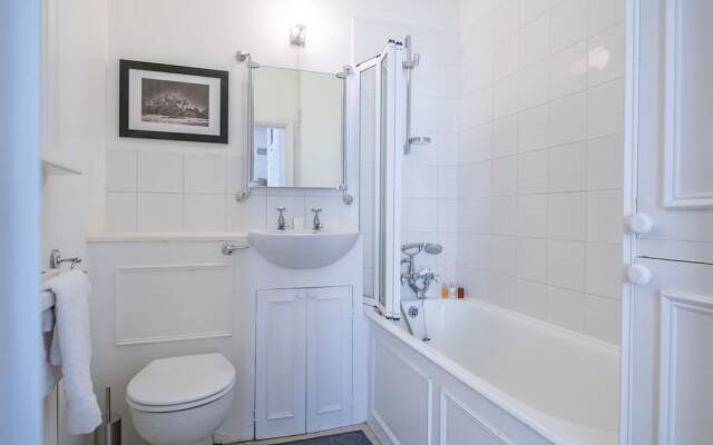 Classic Belgravia Home by Victoria Station by Underthedoormat