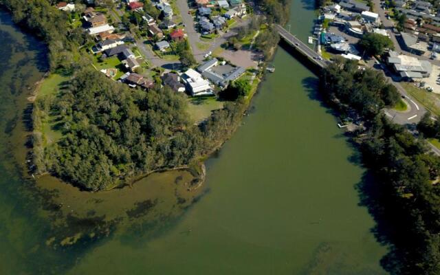 Hibiscus Lakeside Motel