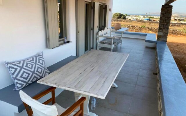 2 bedrooms appartement with sea view and enclosed garden at Antiparos 1 km away from the beach