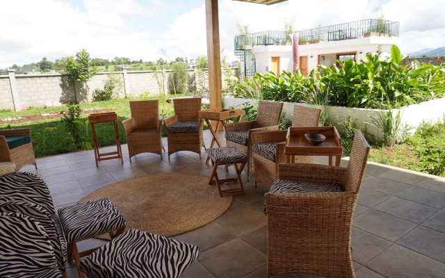 Moyoni Africa Lodge & Tours