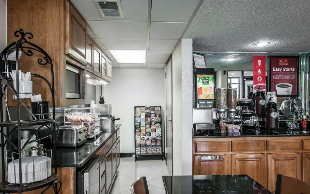 Econo Lodge Inn & Suites