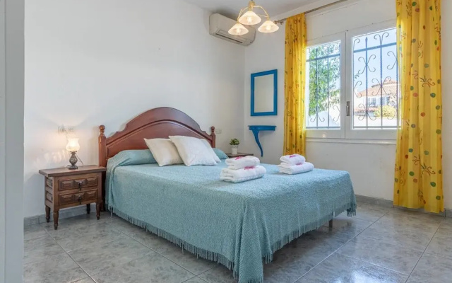 Apartment in Empuriabrava Near Sandy Beach