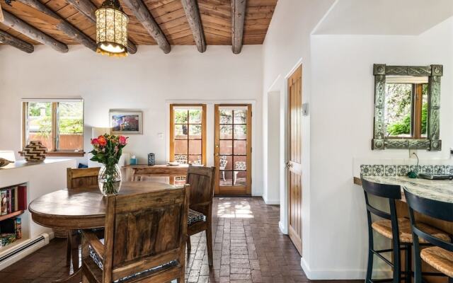 Old Santa Fe Trail - Walk Everywhere, Kiva Fireplace, Amazing Natural Light