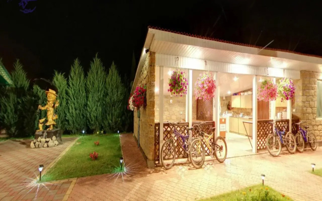 Hotel-complex Mizh Triokh Ozer
