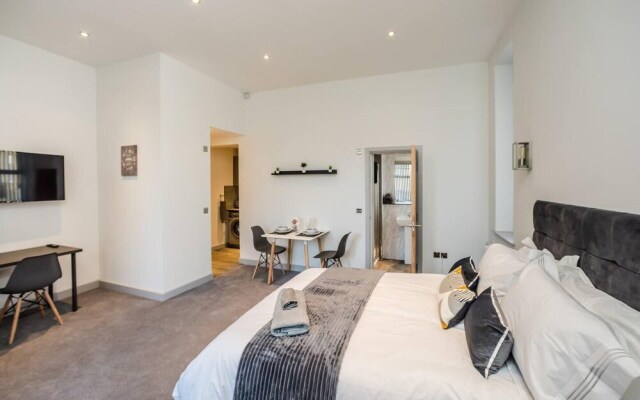 Exquisite Serviced Studio With Private Parking