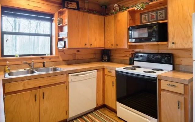 Shady Nook With Private Hot Tub and Minutes Away From Broken Bow Lake by Redawning