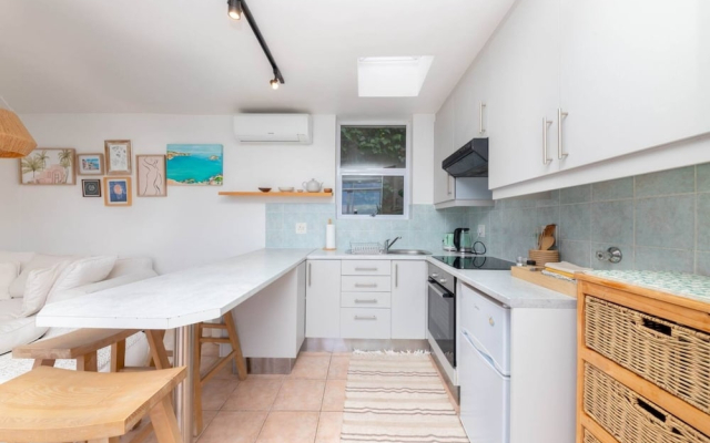 Stylish and Bright 1 Bedroom Apartment - Camps Bay