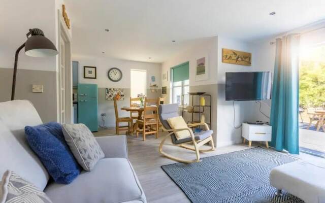 2 Bedrooms, Overlooking Little Petherick Creek