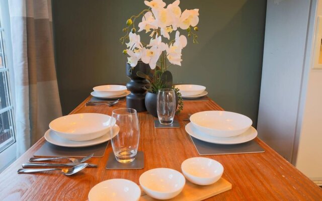 2-bed Apartment in Central Cardiff With Parking