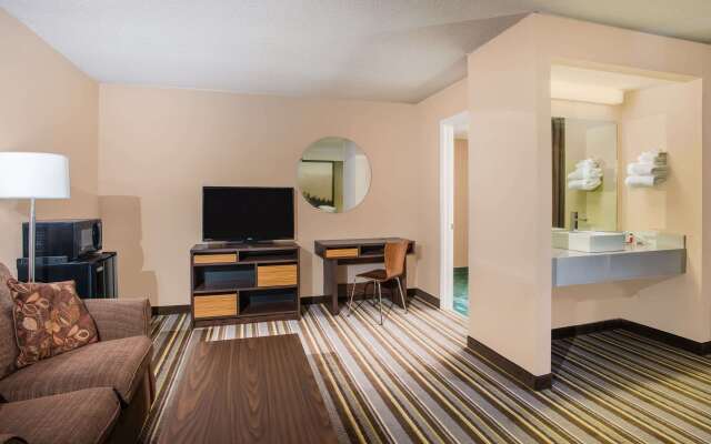 Super 8 by Wyndham Sevierville Riverside