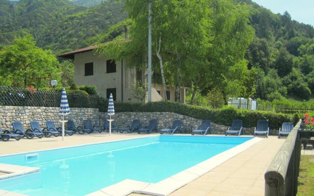 Lake view apartment in Val di Ledro with pool