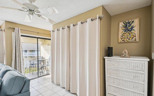 8226 is an upstairs pet friendly studio located in Sandpiper Cove by RedAwning